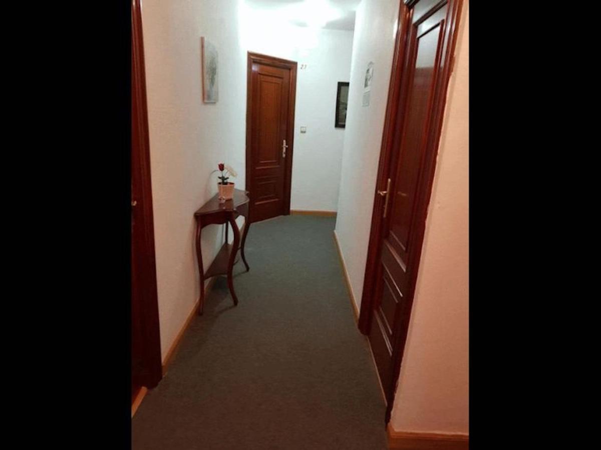 Room In Lodge - Double And Single Room - Pension Oria 2 Luarca Esterno foto